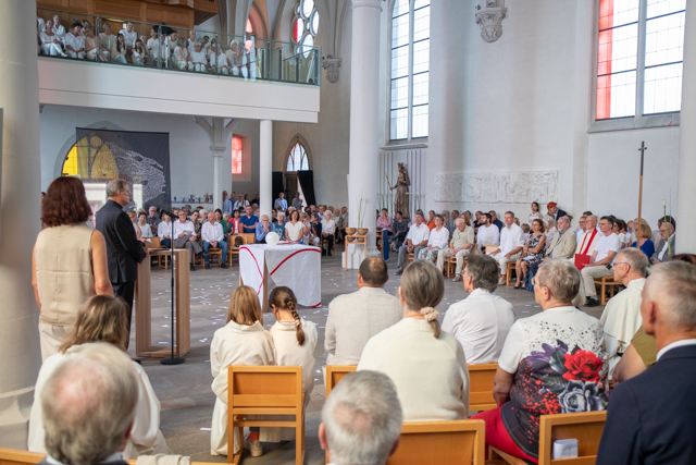 Den Reigen eröffnete Dekan Martin Heim mit einem ganz besonderen Beitrag. Nach der Begrüßung „Lieber Markus“ schwieg Martin Heim. Vermutlich war die Intention dieses besonderen Beitrages ein Gedanke von Ludwig Wittgenstein „weil manches nicht gesagt werden kann“.