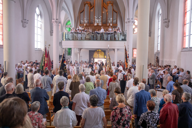 Mit einer Fahnenabordnung der örtlichen Vereine und 3 Chören wurde dieses einmalige Ereignis in der bis auf den letzten Platz gefüllten Kirche gefeiert.