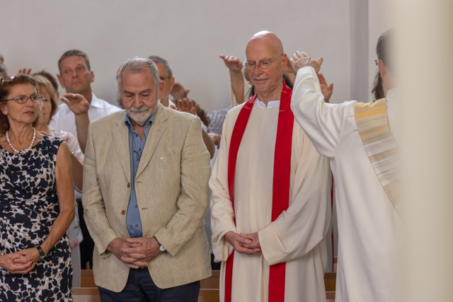 Am Ende der Feier wurde Markus Krauth von der ganzen Gemeinde gesegnet.