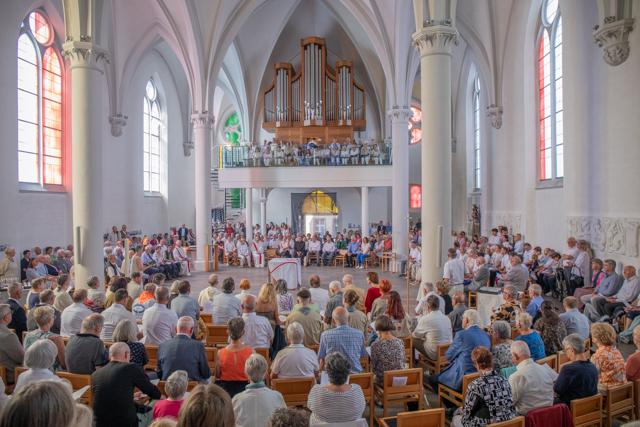 in der bis auf den letzten Platz gefüllten Kirche